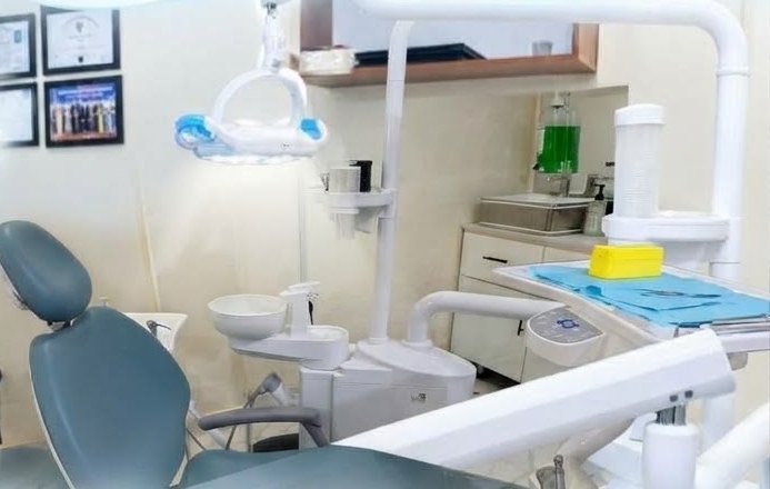 Treatment chair, dental light and instrument tray in the Novachem clinic